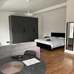 New On Floor, 2 Minutes From Train Station