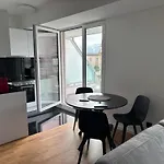 New On Floor, 2 Minutes From Train Station