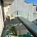 New On Floor, 2 Minutes From Train Station