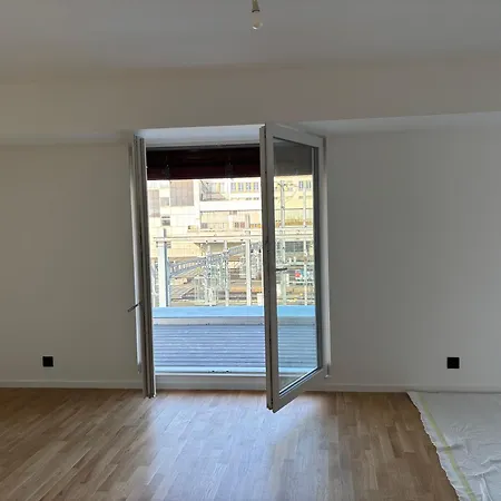 New On Floor, 2 Minutes From Train Station