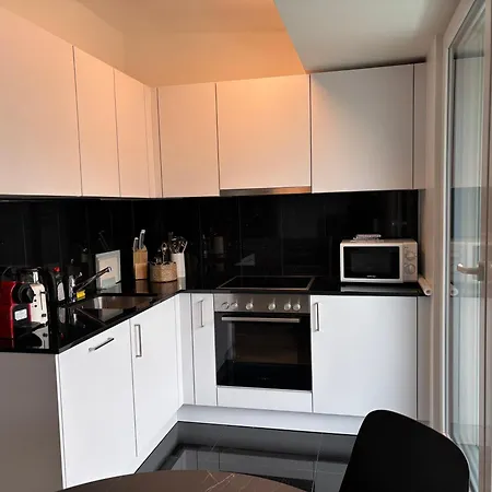 Apartment New On Floor, 2 Minutes From Train Station