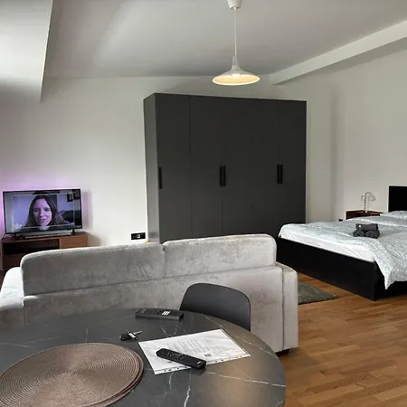 New On Floor, 2 Minutes From Train Station