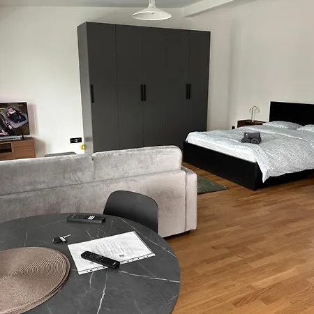 New On Floor, 2 Minutes From Train Station *