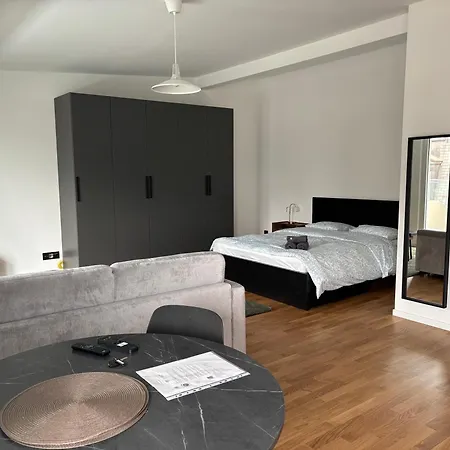 New On Floor, 2 Minutes From Train Station 62