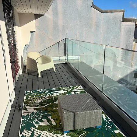 New On Floor, 2 Minutes From Train Station