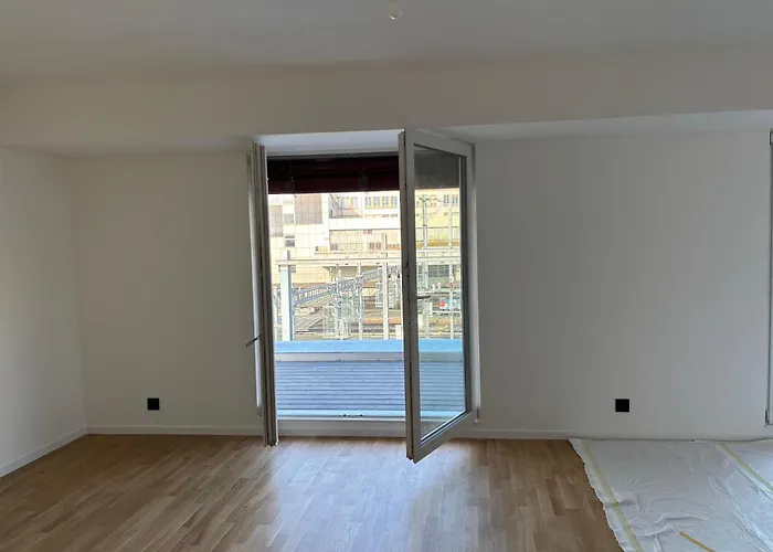 New On Floor, 2 Minutes From Train Station