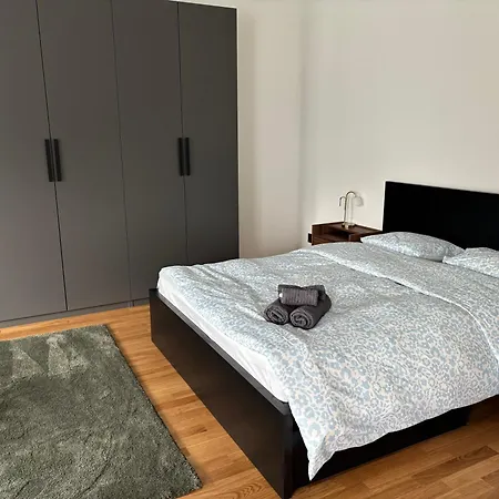 New On Floor, 2 Minutes From Train Station Apartman *
